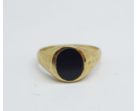 A 9ct gold and onyx ring, 4.3g, R 