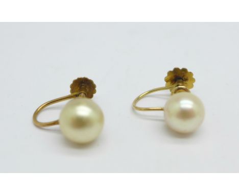 A matched pair of 9ct gold and pearl earrings, 2.2g 