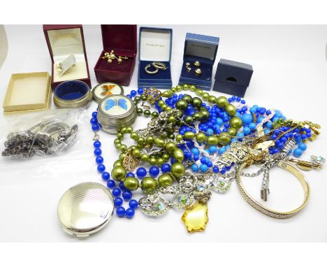 A white metal chain, a white metal horseshoe brooch, vintage jewellery, an Edward VII two shillings, a Timberland wristwatch,