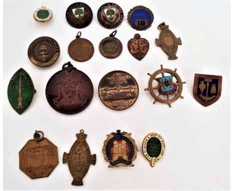 GOOD SELECTION OF VINTAGE BADGES AND MEDALS RELATING TO GLASGOW AND OTHER SCOTTISH CITIESsome with enamel detail, including G