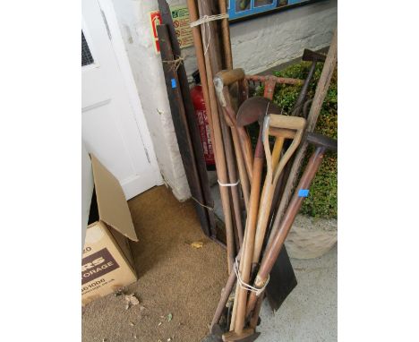 A quantity of mixed vintage garden tools