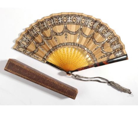 An Elegant Tortoiseshell and Horn Fan, circa 1900, the monture clouté with steel, the guards of attractively mottled tortoise