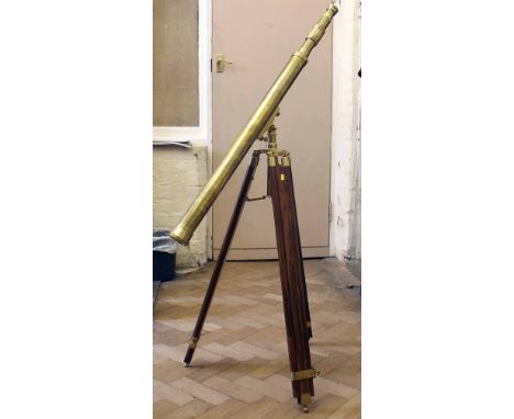 Reproduction brass telescope on wooden tripod base. Condition report: see terms and conditions
