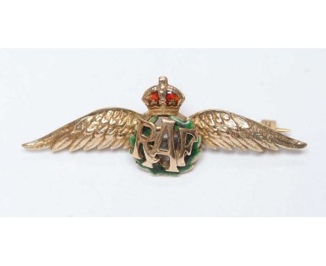 A WWII era 9ct gold RAF wings sweetheart brooch, with enamel wreath and crown. 3.1 grams