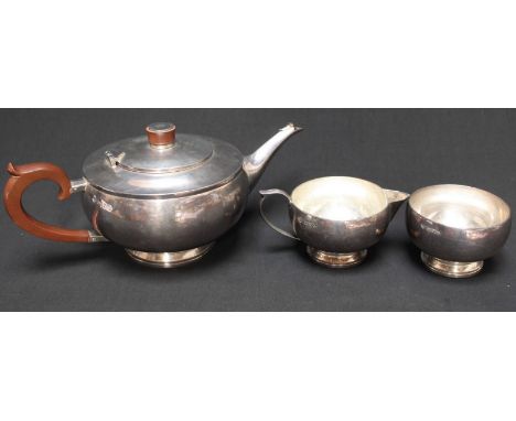 An George V silver three piece teaset, hallmarked London 1937, comprising a teapot, milk jug and sugar bowl. Maker: Goldsmith