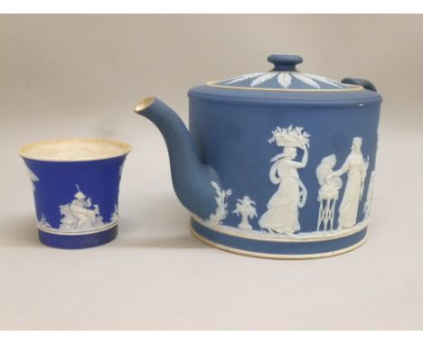 EARLY VICTORIAN WEDGWOOD JASPER WARE TEAPOT DECORATED WITH APPLIED CLASSICAL FIGURES IN WHITE TO A DEEP BLUE GROUND, IMPRESSE