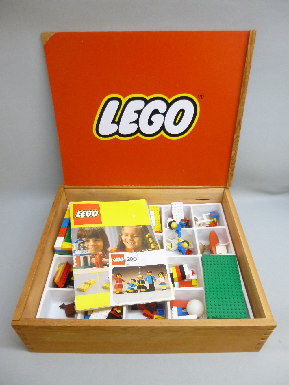 AN ORIGINAL VINTAGE LEGO BOXED 200 PART SET IN ORIGINAL WOODEN BOX WITH