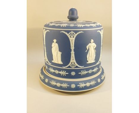 EDWARDIAN JASPERWARE CHEESE DISH AND COVER DECORATED WITH CLASSICAL FIGURES AND FLOWERS ON A BLUE GROUND, WITH ACORN FINIAL, 
