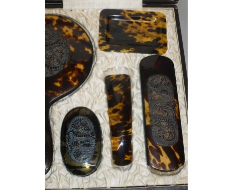 EARLY 20th CENTURY ORIENTAL TORTOISESHELL DRESSING TABLE SET COMPRISING A HAIRBRUSH, CLOTHES BRUSH, HAND MIRROR, OVAL BOX, AN