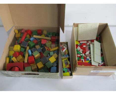 A quantity of vintage building blocks and Betta-Bilda pieces