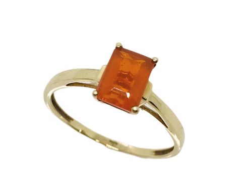 A 9ct gold ring set with a fire opal 