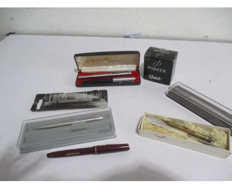 A collection of vintage pens including Parker.