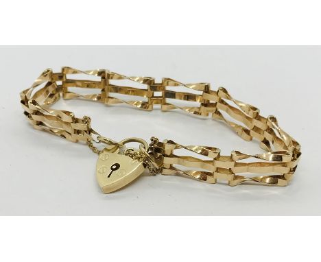 A 9ct gold gate bracelet. Weight 8g.