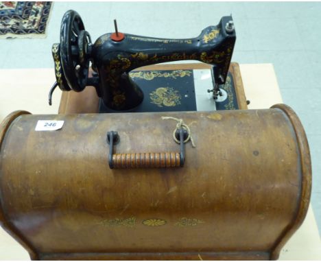 An early 20thC manual Singer sewing machine, in a carrying case      SR