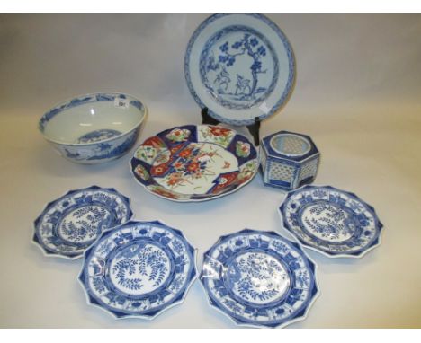 Quantity of various late 19th / early 20th Century blue and white Willow pattern and other china, a fruit bowl and small quan