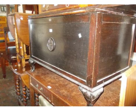 Oak trunk with a hinged cover on cabriole supports