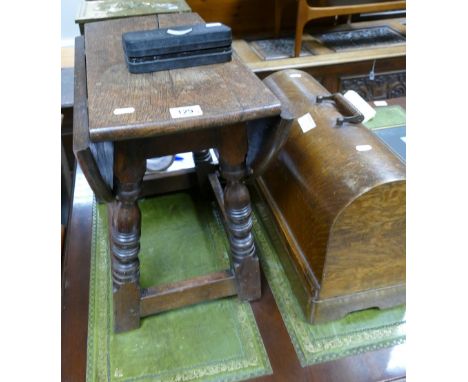 Drop leaf table and sewing machine: An early 20th Century small oak drop leaf table and an oak cased singer sewing machine wi