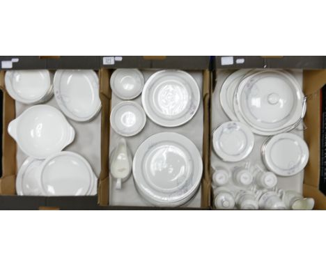 Royal Doulton Allegro pattern dinner / teaware: Items to include dinner plates, breakfast plates, dessert bowls, serving plat