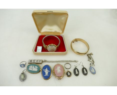 9 pieces Wedgwood jewellery, some silver mounted and other items: Wedgwood jewellery together with silver ingot, gold plated 