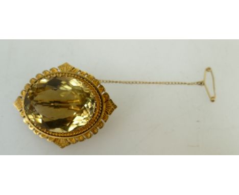 Vintage 9ct gold ornate brooch with large oval stone, 19.1 grams