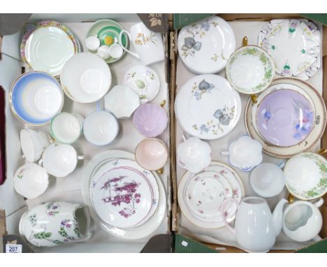 A large collection of miscellaneous Shelley items: Shelley items including cups, saucers, side plates, cream jug etc. (2 tray