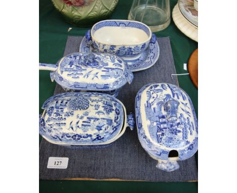 6 Pieces of early blue and white willow pattern ware incl. three lidded sauce dishes, ladle etc