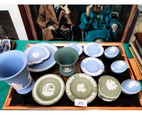 Selection of 13 small Wedgwood pieces in light blue and green 
