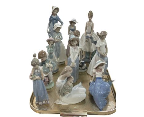 Twelve Nao figures.
