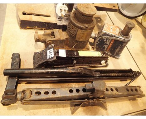 Five automobile car jacks and vintage bottle jack. Not available for in-house P&amp;P, contact Paul O'Hea at Mailboxes on 019