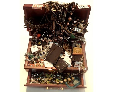 Jewellery box with costume jewellery contents. P&amp;P Group 2 (£18+VAT for the first lot and £3+VAT for subsequent lots) 