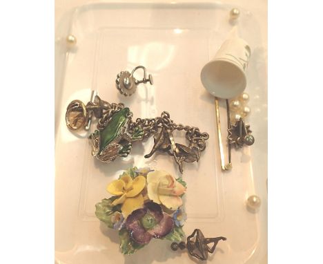 Mixed jewellery etc including silver. P&amp;P Group 1 (£14+VAT for the first lot and £1+VAT for subsequent lots) 