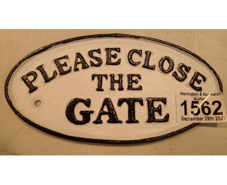 Cast iron Please Close The Gate sign, L: 18 cm. P&amp;P Group 1 (£14+VAT for the first lot and £1+VAT for subsequent lots) 