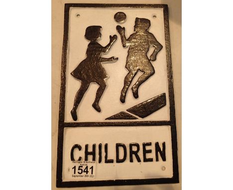 Cast iron Children Playing Sign, H: 30 cm. P&amp;P Group 2 (£18+VAT for the first lot and £3+VAT for subsequent lots) 