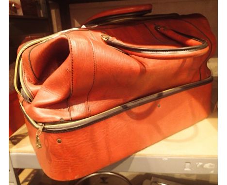Vintage leather effect zip up holdall. Not available for in-house P&amp;P, contact Paul O'Hea at Mailboxes on 01925 659133 