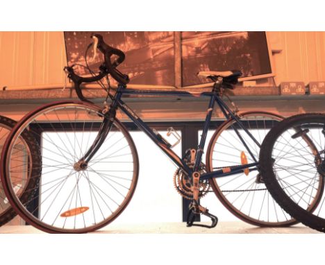 Mens decathlon R series racing bike 22'' frame, 24 gears equipped with Shimano flight deck bars and brakes, mud guards and ki