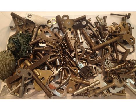 Box of mixed vintage keys including clock examples, various sizes, approximately 100-150. P&amp;P Group 2 (£18+VAT for the fi