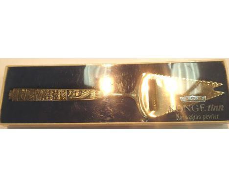 Boxed Norwegian Pewter Konge tinn cheese slice/knife. P&amp;P Group 1 (£14+VAT for the first lot and £1+VAT for subsequent lo