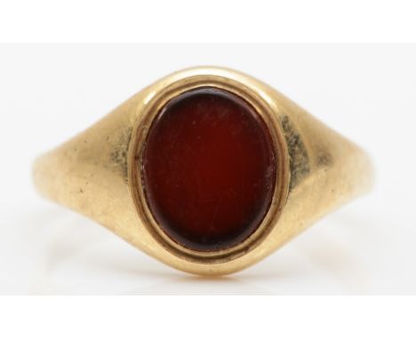 A 9ct gold carnelian signet ring, N, 2.8gm. 