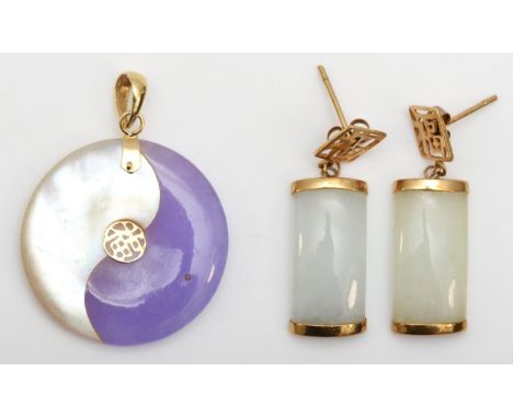 A Chinese pair of 9ct gold and jadeite ear rings and a 9ct gold, mother of pearl and jadeite Yin/Yan pendant, 25mm