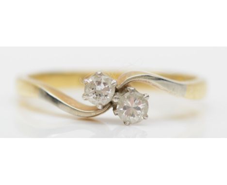 An 18ct gold and platinum set brilliant cut two stone diamond ring, O, 2.5gm. 