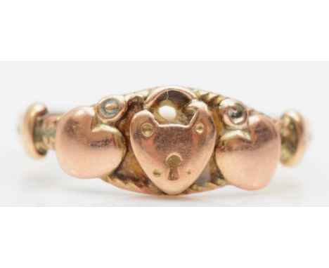 A Victorian 9ct rose gold sentimental ring, with central padlock flanked by hearts, stamped 9ct, N, 1.5gm 