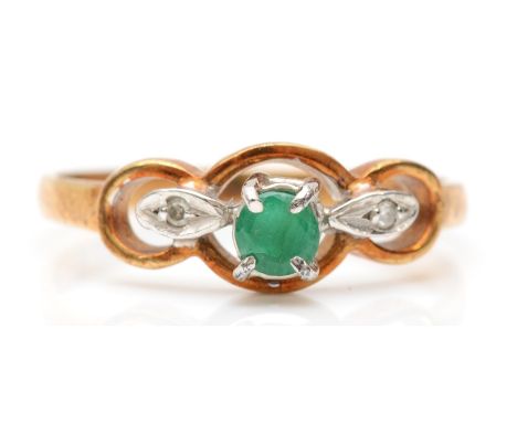 A vintage 9ct gold emerald and diamond three stone ring, L, 1.4gm 