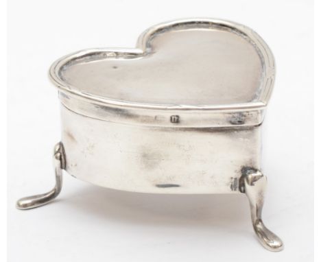 A silver heart shape trinket box, Birmingham 1912, raised on three pad feet, 5.5 x 6 x 3.5cm 