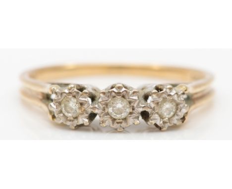 A 9ct gold three stone illusion set diamond ring, Q, 2.6gm. 