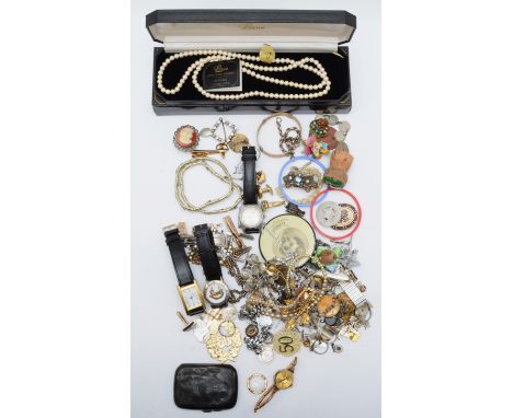 A 9ct gold ladies manual wind wristwatch, with 9ct gold bracelet, 17.2gm gross, spares or repair, together with a quantity of