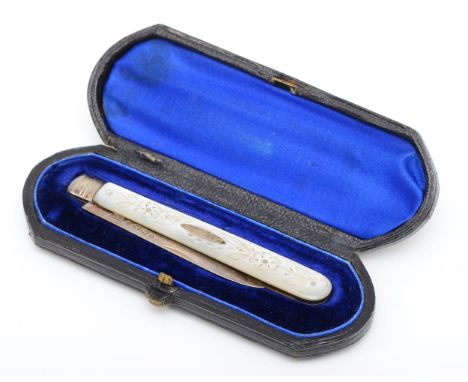 A Victorian silver and mother of pearl fruit knife, by Hilliard & Thompson, Birmingham 1878, original case, 8.5cmCondition re