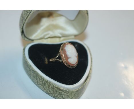 A 9ct gold cameo ring, size K/L