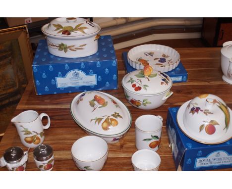 Collection of royal Worcester dinner ware, some boxed 