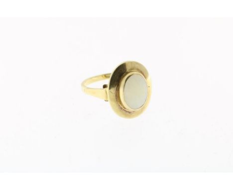 Yellow gold ring set with opal, 585/000, gross w. 4 gr. seize 17.Geelgouden ring met opaal, 585/000, br.gew. 4 gr., ringmaat 