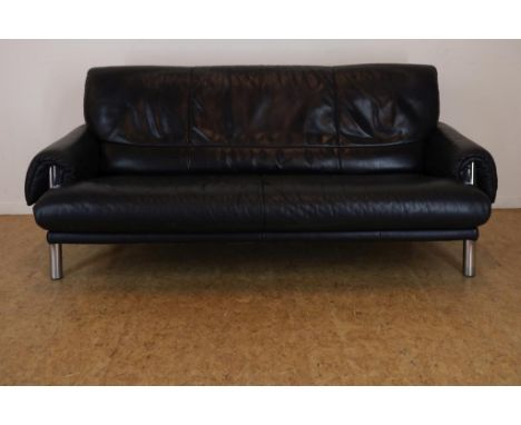 Black leather 2 seater sofa on chrome base, h. 80, w. 185, d. 90 cm.Zwart lederen 2 zits bank op verchroomd onderstel, h. 80,